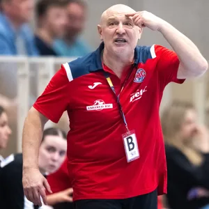 Handball-Trainer Herbert Müller zeigt den Vogel.