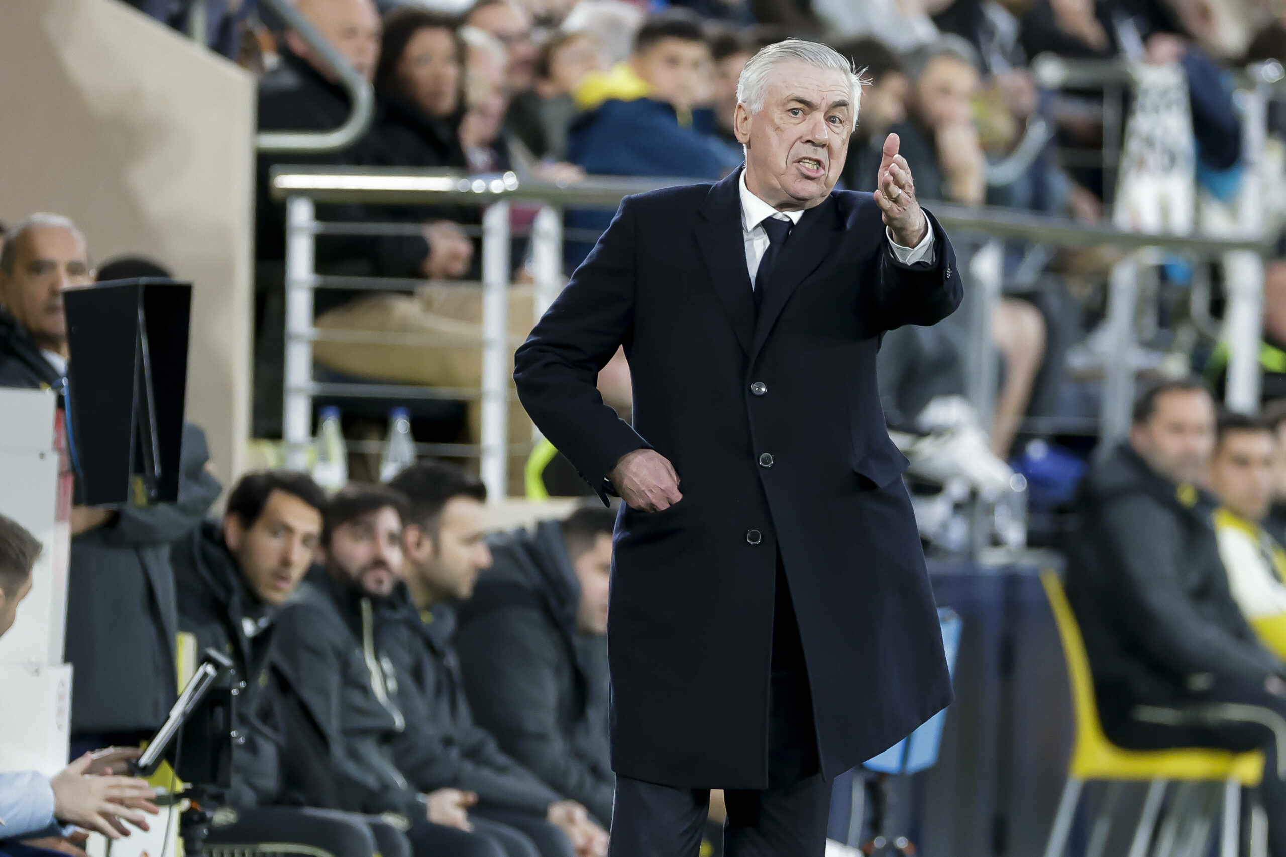 Carlo Ancelotti meckert und zeigt auf etwas