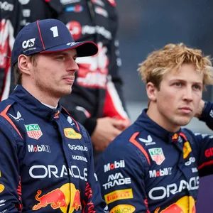 Max Verstappen und Liam Lawson posieren nebeneinander