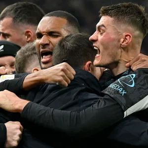 Leverkusener Spieler in einer Jubeltraube