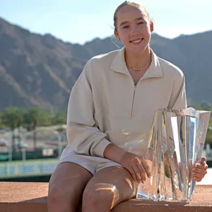 Mirra Andreeva mit dem Pokal des Masters in Indian Wells