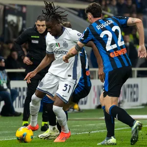 Yann Bisseck im Zweikampf