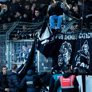 Frankfurt Fans nehmen Banner ab