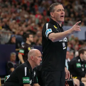 Alfred Gislason hebt den Finger und ermahnt seine Spieler