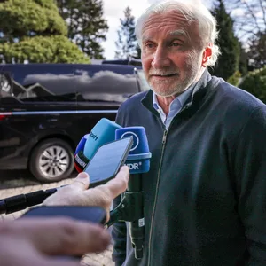 Rudi Völler vor einem ARD-Mikro