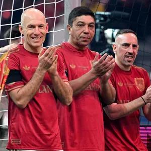Beim Beckenbauer Cup kamen zur ehren der verstorbenen Bayern-Ikone Legenden wie Arjen Robben, Giovanne Elber und Franck Ribéry (v.l.).