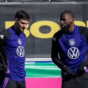 Tim Kleindienst im Gespräch mit Antonio Rüdiger während eines DFB-Trainings