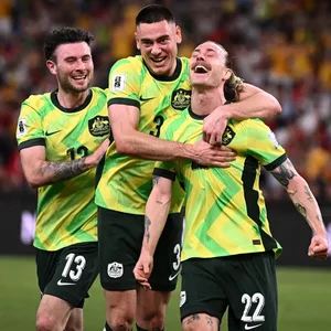 Jackson Irvine wird für ein Tor gegen Indonesien gefeiert