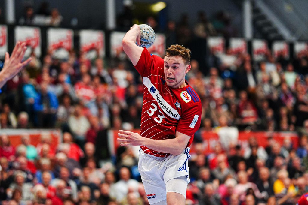 Moritz Sauter wirft den Ball im Sprung