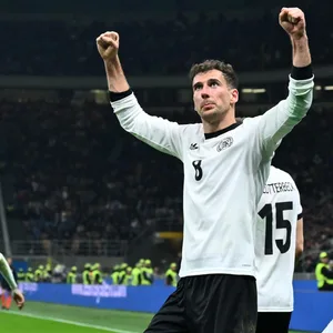 Leon Goretzka hebt beim Torjubel seine Arme in die Höhe