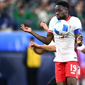 Alphonso Davies nimmt einen Ball mit der Brust an.