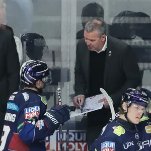 Eisbären-Trainer Serge Aubin gibt Ty Ronning in Berlin Anweisungen.