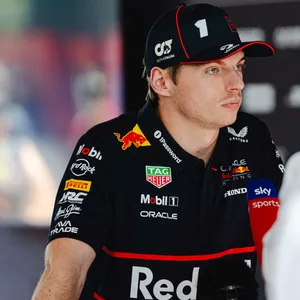 Max Verstappen redet ins Mikrofon