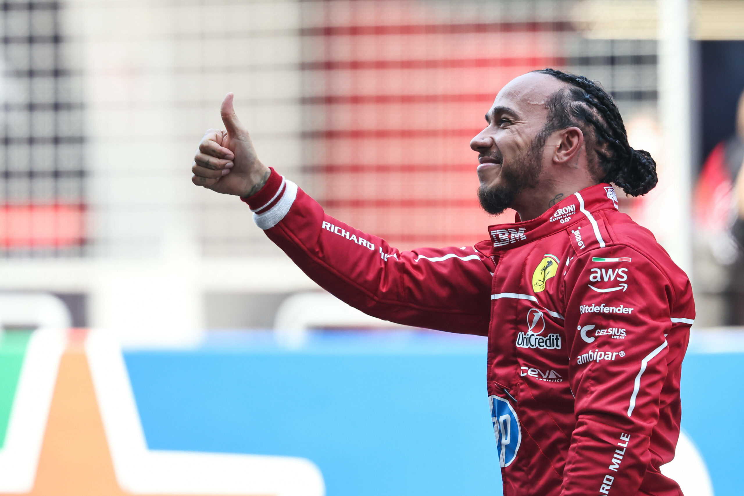 Lewis Hamilton zeigt Daumen hoch