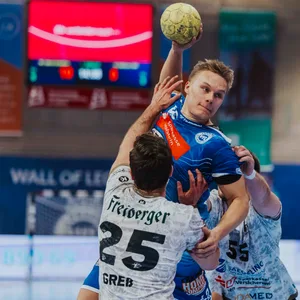 Einar Nickelsen vom VfL Lübeck-Schwartau beim Wurf.