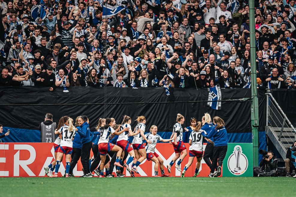 HSV-Frauen jubeln vor der Nordtribüne