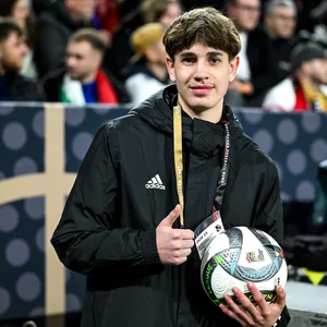Balljunge Noel Urbaniak hebt den Daumen