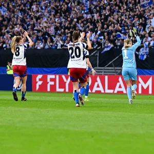 HSV-Frauen klatschen vor der Nordtribüne in die Hände