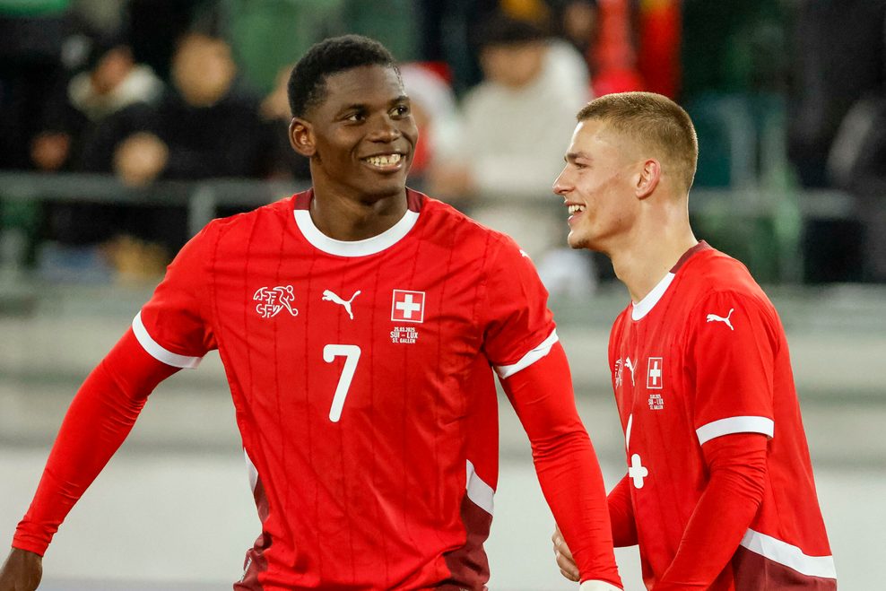 Breel Embolo und Miro Muheim lachen