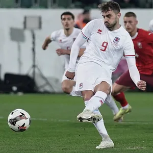 Danel Sinani schießt einen Elfmeter für Luxemburg