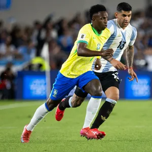 Vinicius Jr. läuft an Gegenspieler vorbei