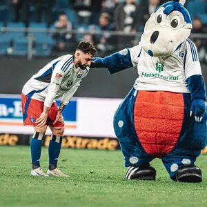 Da hatte sogar „Dino Hermann“ Mitleid: Marco Richter wird nach dem 0:0 gegen Elversberg getröstet.
