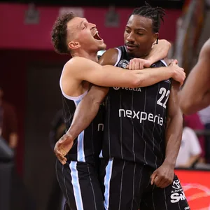 Brae Ivey umarmt Matchwinner Johnathan Stove - die Towers siegen in Bonn.