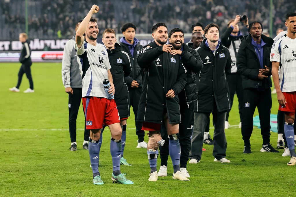 Die HSV-Spieler bedanken sich vor der Nordtribüne für den Support