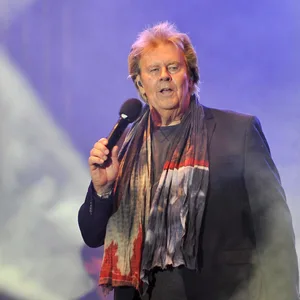 Howard Carpendale auf einer Bühne mit Mikrofon