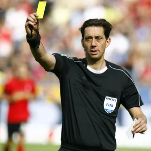 Manuel Gräfe zeigt die gelbe Karte