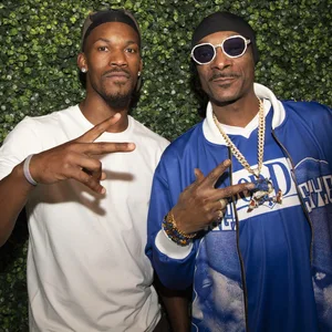 Jimmy Butler posiert mit Snoop Dogg