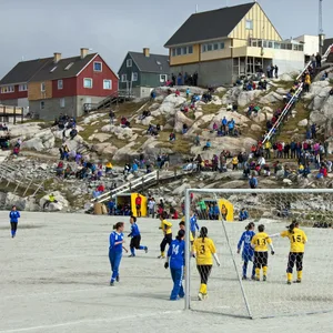 Ein Fußballspiel im Schnee in Grönland
