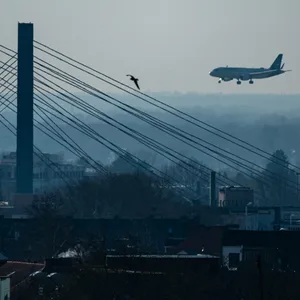 Ein Flugzeug im Anflug auf Bremen.