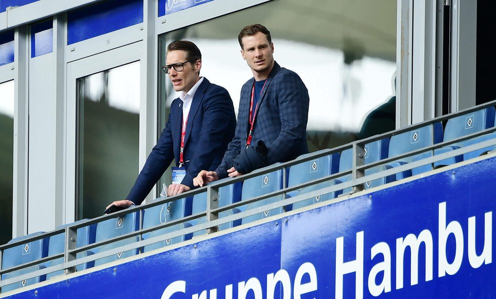 Henning Bindzus (l.) steht mit Macell Jansen auf der Tribüne.