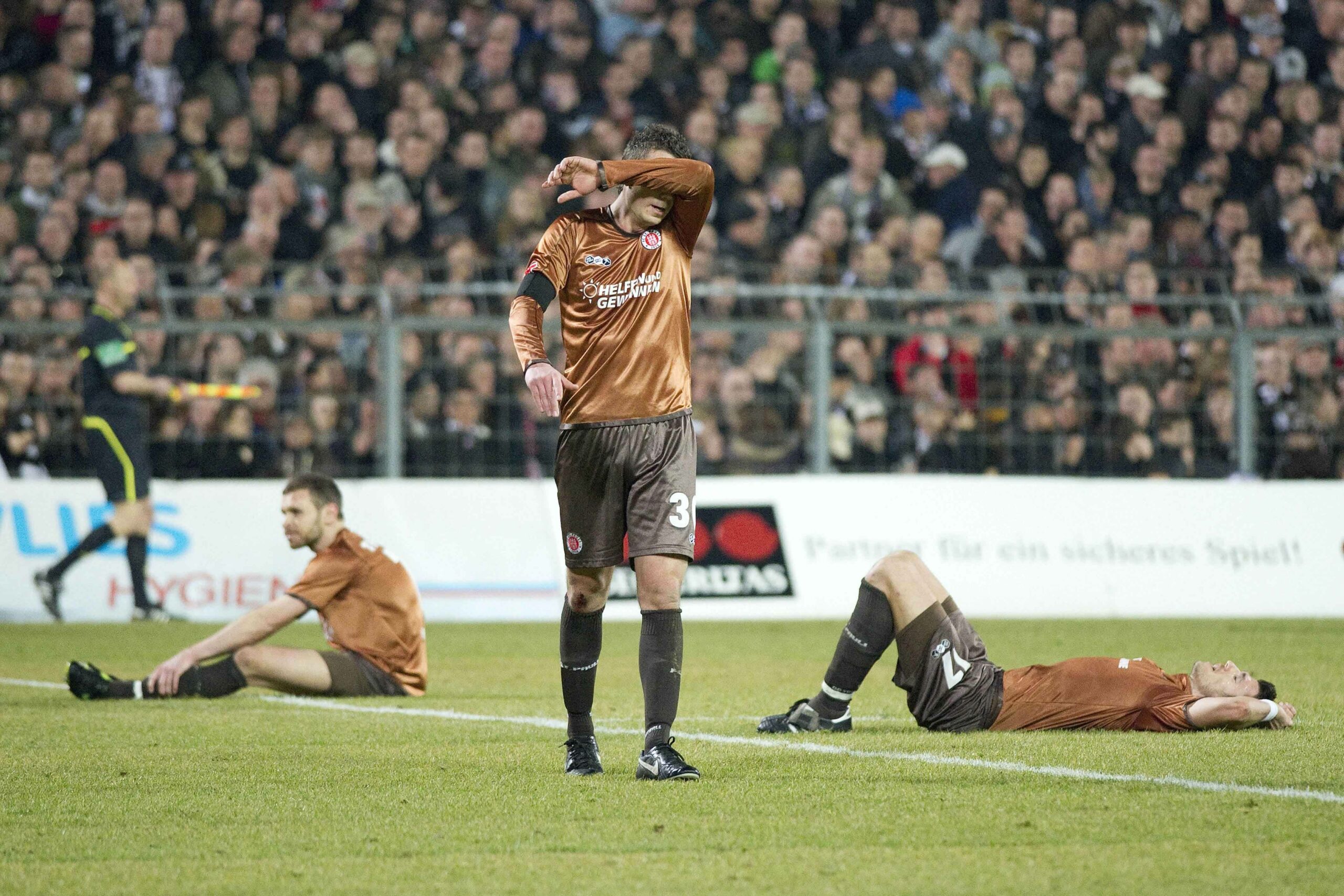 Markus Thorandt, Dennis Daube und Fabian Boll enttäuscht nach dem Spiel auf dem Rasen