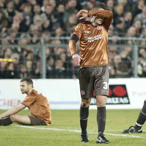 Markus Thorandt, Dennis Daube und Fabian Boll enttäuscht nach dem Spiel auf dem Rasen