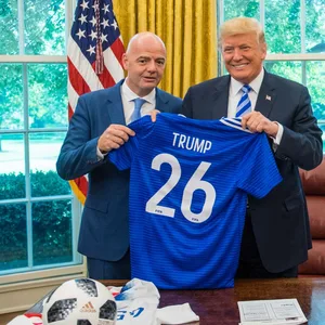 Donald Trump und Gianni Infantino halten Trikot hoch