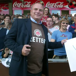 Uli Hoeneß mit Retter-Shirt des FC St. Pauli