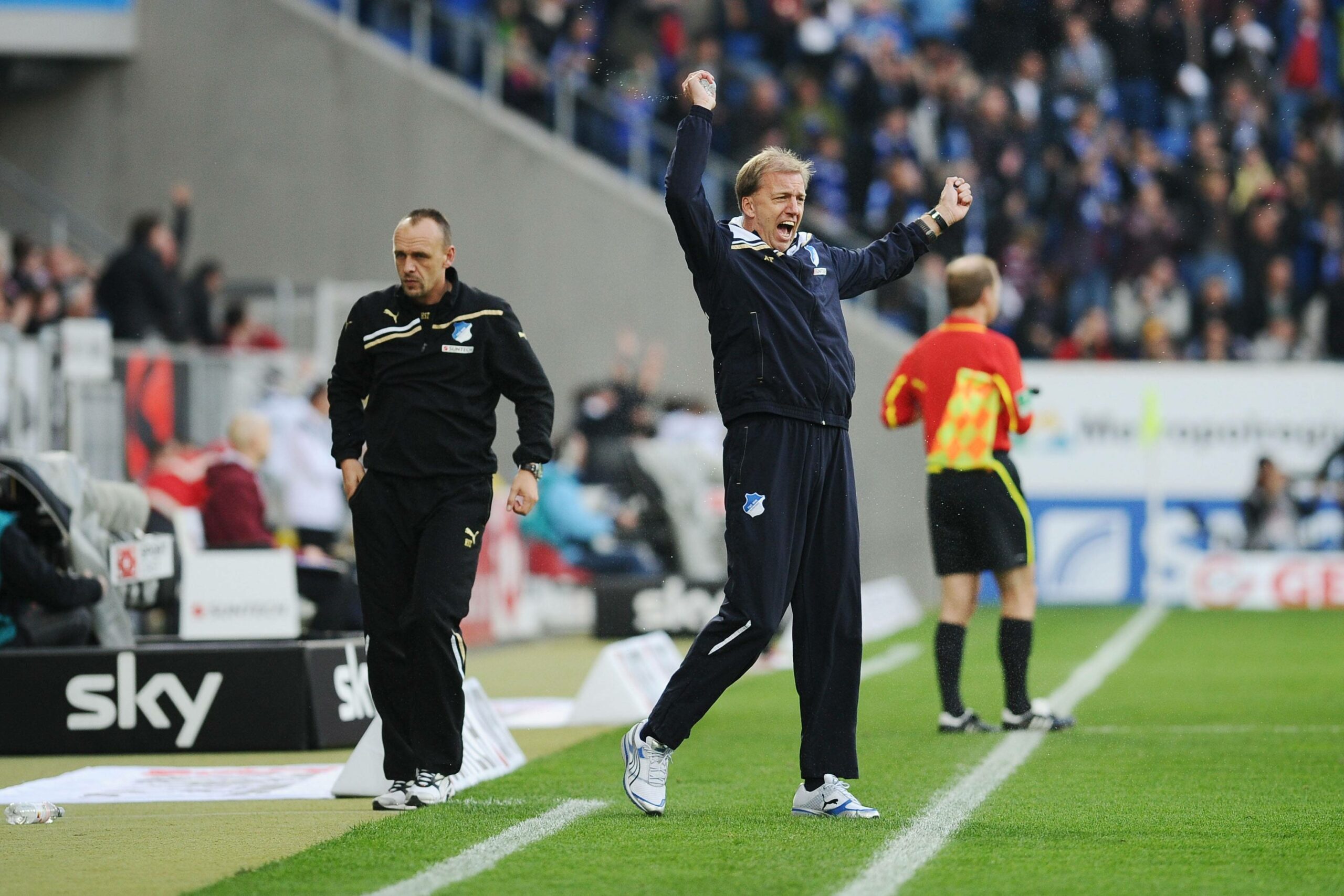 André Trulsen jubelt an der Seitenlinie, Holger Stanislawski geht zur Trainerbank