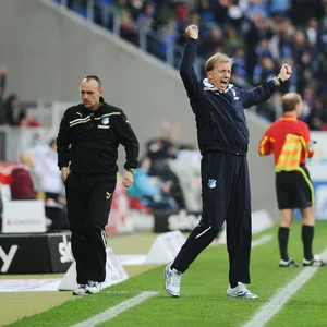 André Trulsen jubelt an der Seitenlinie, Holger Stanislawski geht zur Trainerbank
