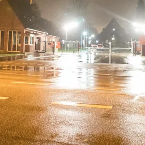Einfahrt zu einer Kaserne, Nachtaufnahme