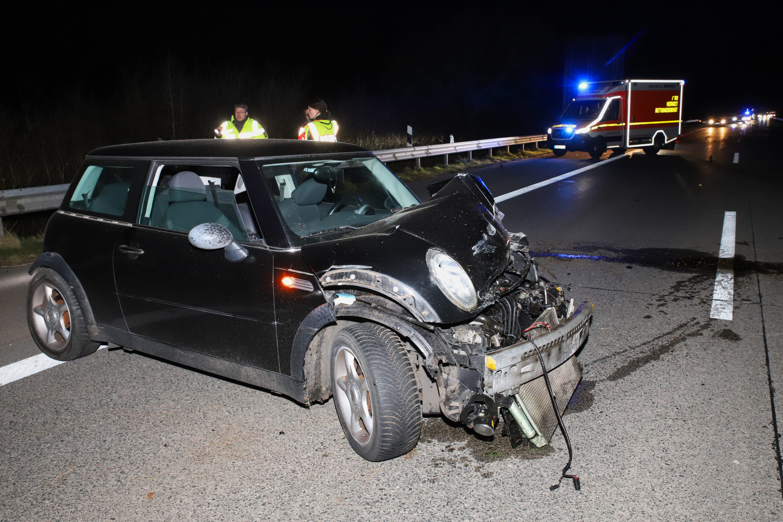 Der verunfallte Mini steht auf der Autobahn.