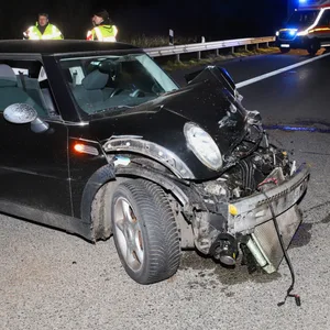 Der verunfallte Mini steht auf der Autobahn.
