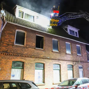 Die Feuerwehr löschte den Brand mithilfe einer Drehleiter.