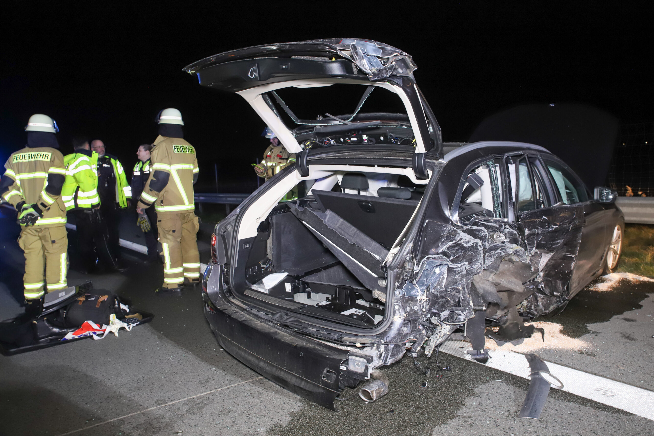 Bei dem Unfall auf der A7 wurde ein Mensch lebensbedrohlich verletzt.