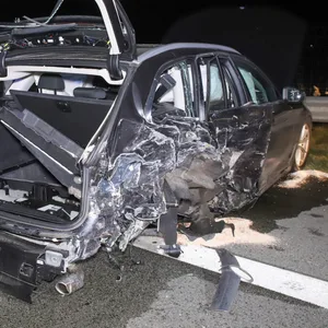 Bei dem Unfall auf der A7 wurde ein Mensch lebensbedrohlich verletzt.
