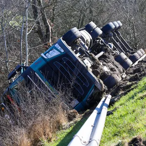 Der Lkw stürzte ein Stück die Böschung hinunter.