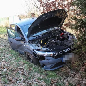 Ein kaputtes Auto am Straßenrand