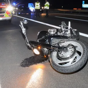 Das verunglückte Motorrad liegt auf der Straße