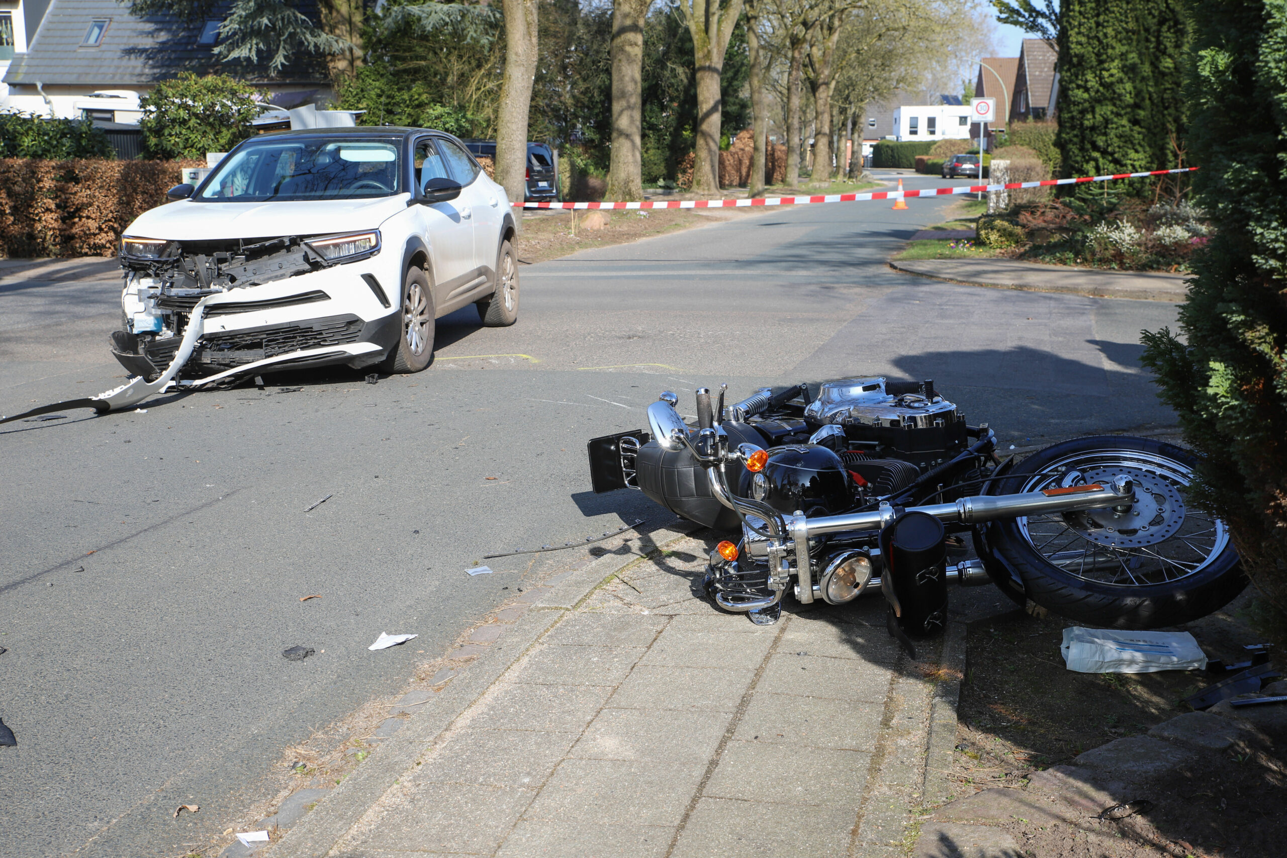 Das Motorrad liegt an der Unfallstelle auf der Straße.